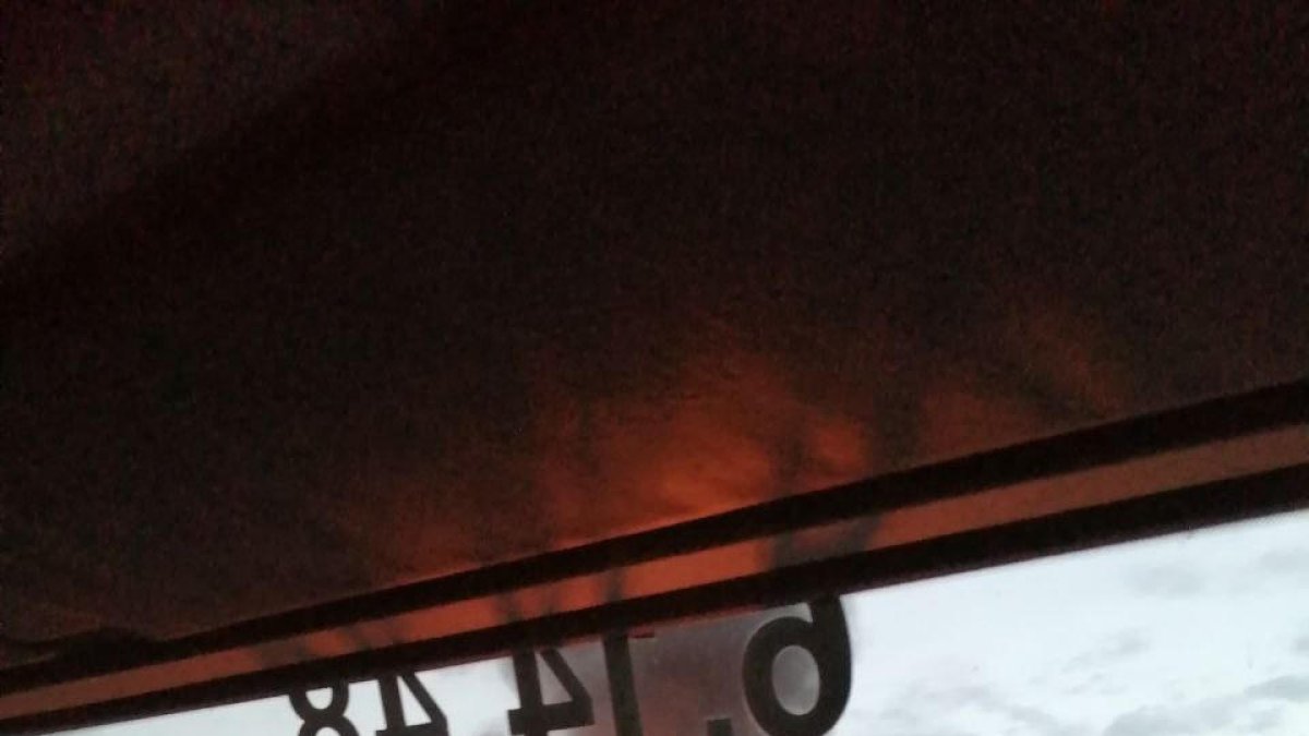 Crema completament un vehicle a Creixell