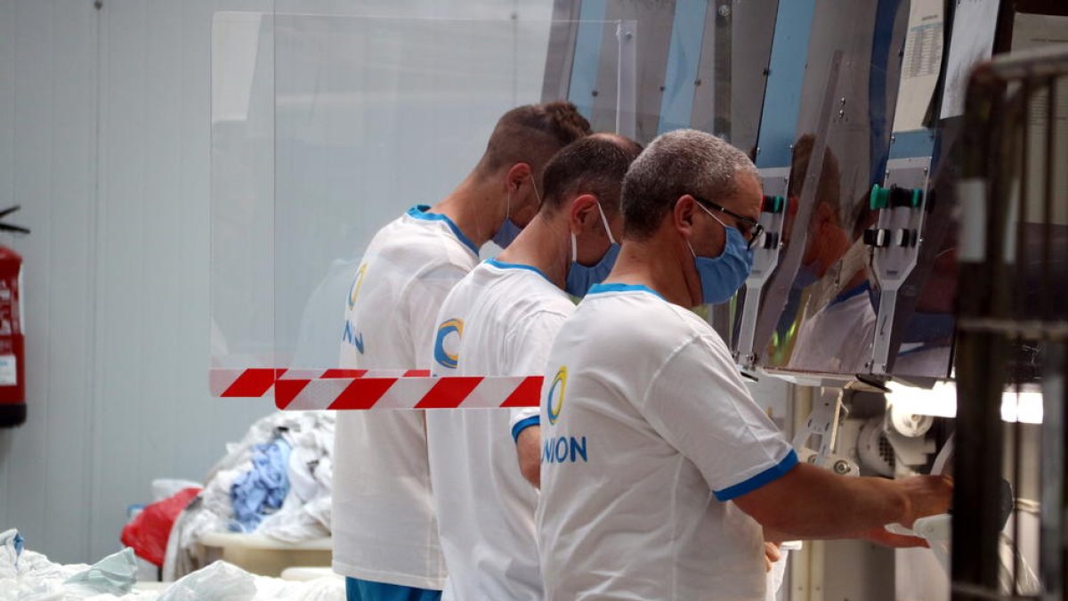 Una bugaderia industrial de Tortosa desinfecta més de 10.000 quilos diaris de roba hospitalària de tot l'Estat