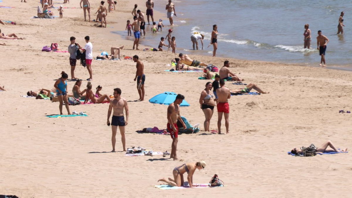 El BOE apunta que se puede limitar el tiempo de estancia a las playas y habla de cuatro metros cuadrados por bañista