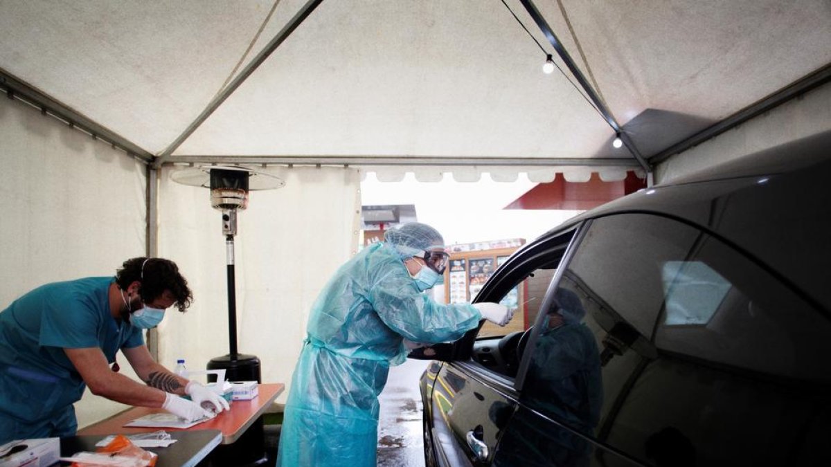 Los tests rápidos agilizan la tarea de los sanitarios al diagnosticar antes el virus