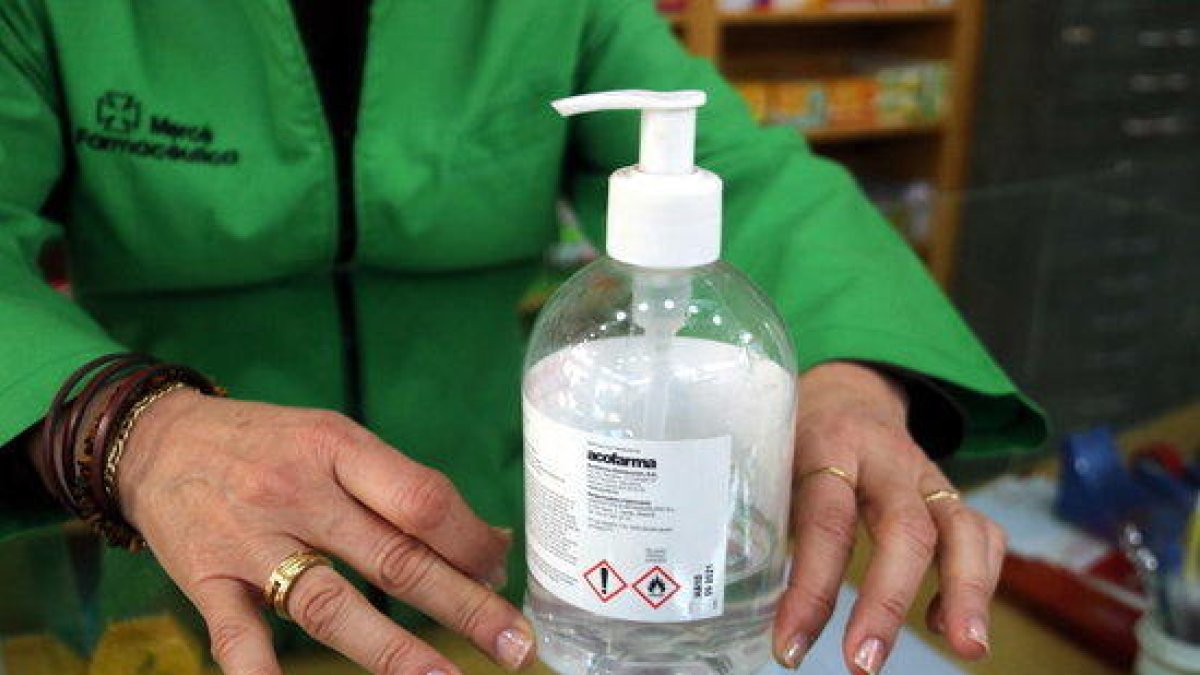 Gels desinfectats al doble de preu: els farmacèutics recorren a proveïdors no habituals