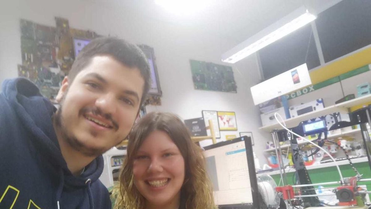 Voluntarios de Cambrils y de Reus fabrican viseras para personal sanitario