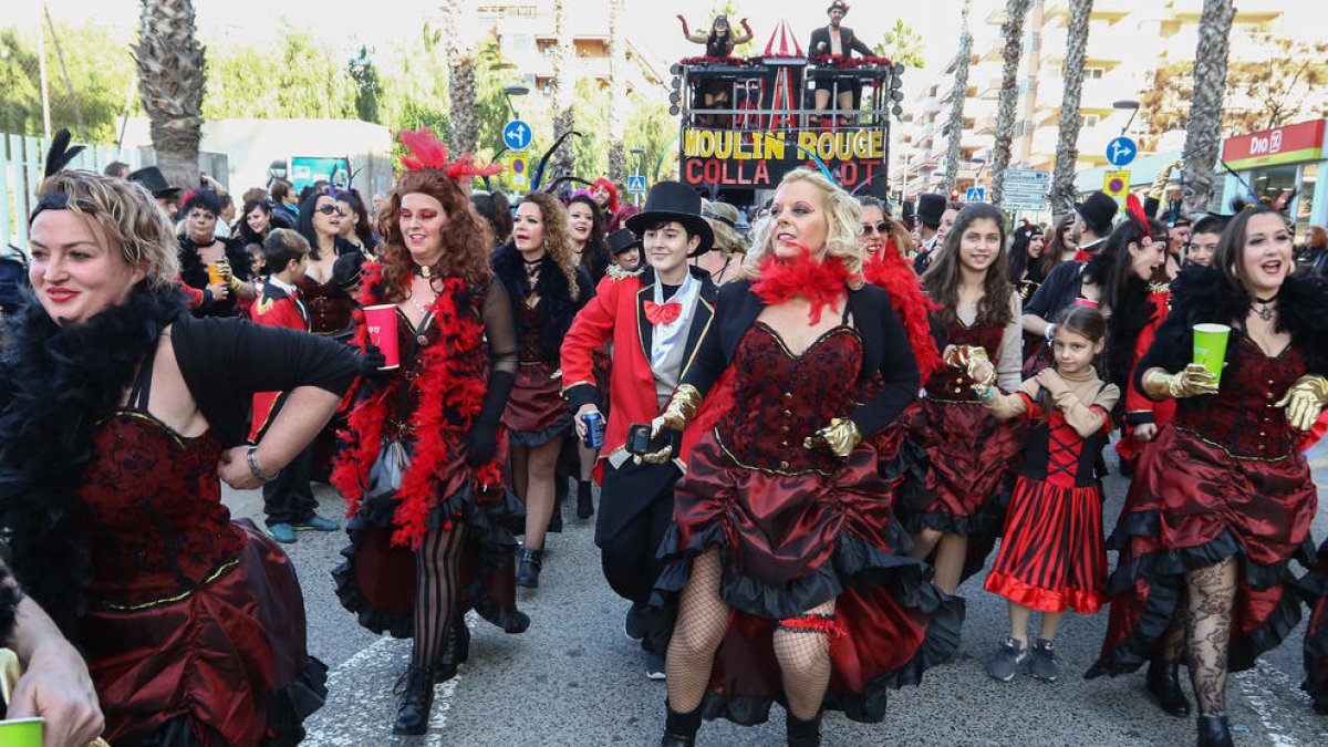 La cercavila de lluïment dóna el tret de sortida al dia gran de la Festa Major de Salou