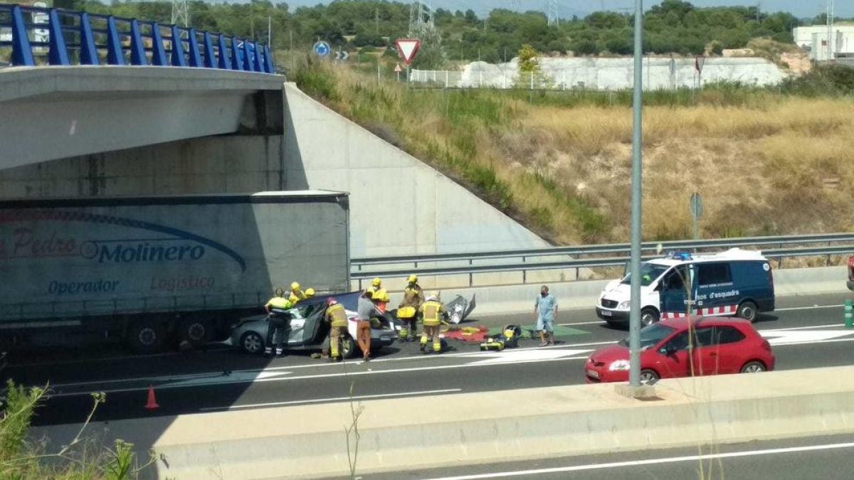 Herida grave la conductora de un coche que ha chocado con un camión en la T-11