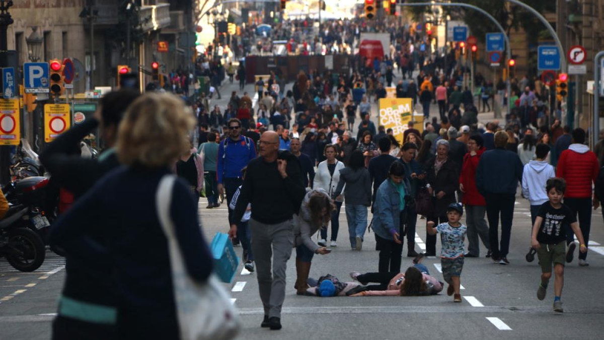 La Via Laietana de Barcelona aparca els cotxes per una tarda i obre l'asfalt als veïns