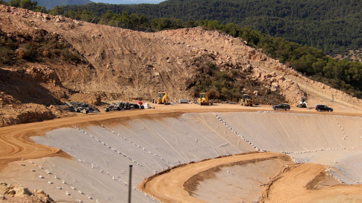 El depósito de Riba-roja d'Ebre recibe las primeras toneladas de residuos industriales