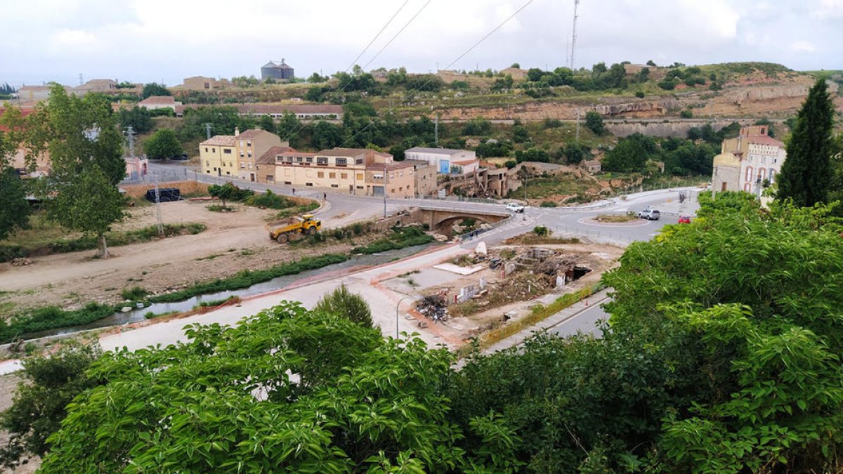 Tareas de arreglo del puente de la Fuente Baja en l'Espluga de Francolí estropeado por una riada a finales de octubre del 2019.
