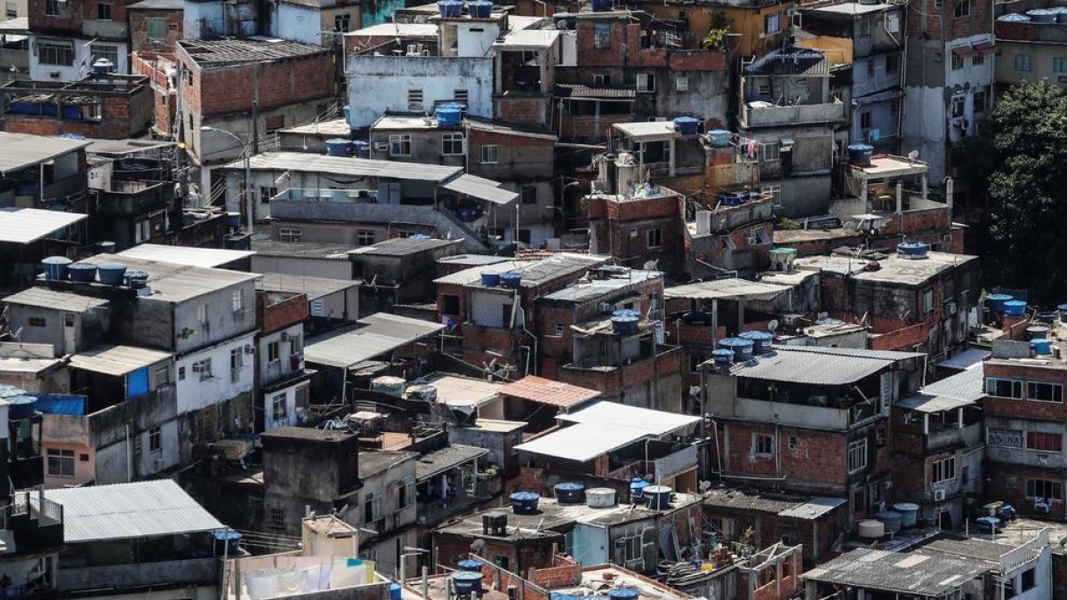 Narcos y milicianos brasileños imponen el toque de queda en las favelas