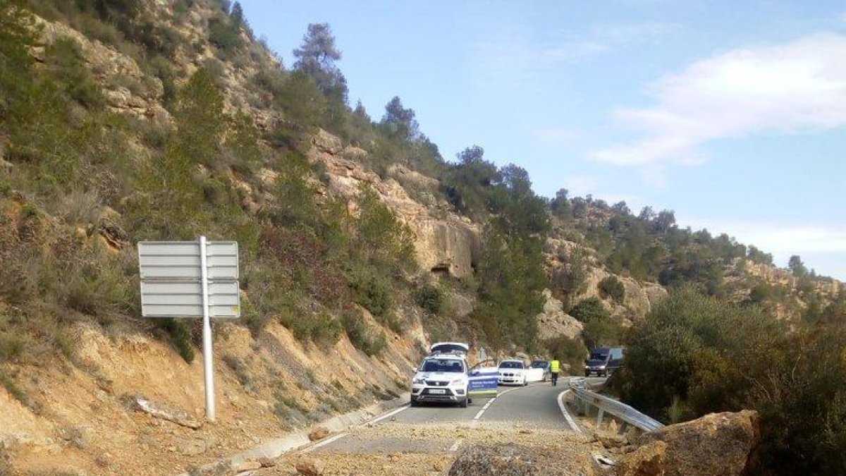 La C-233, tallada entre Flix i Bovera per un despreniment de roques
