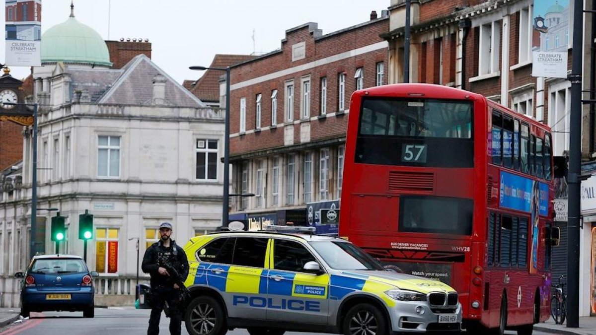 Un hombre abatido por la policía de Londres después de que apuñalara a varias personas en un «incidente terrorista»