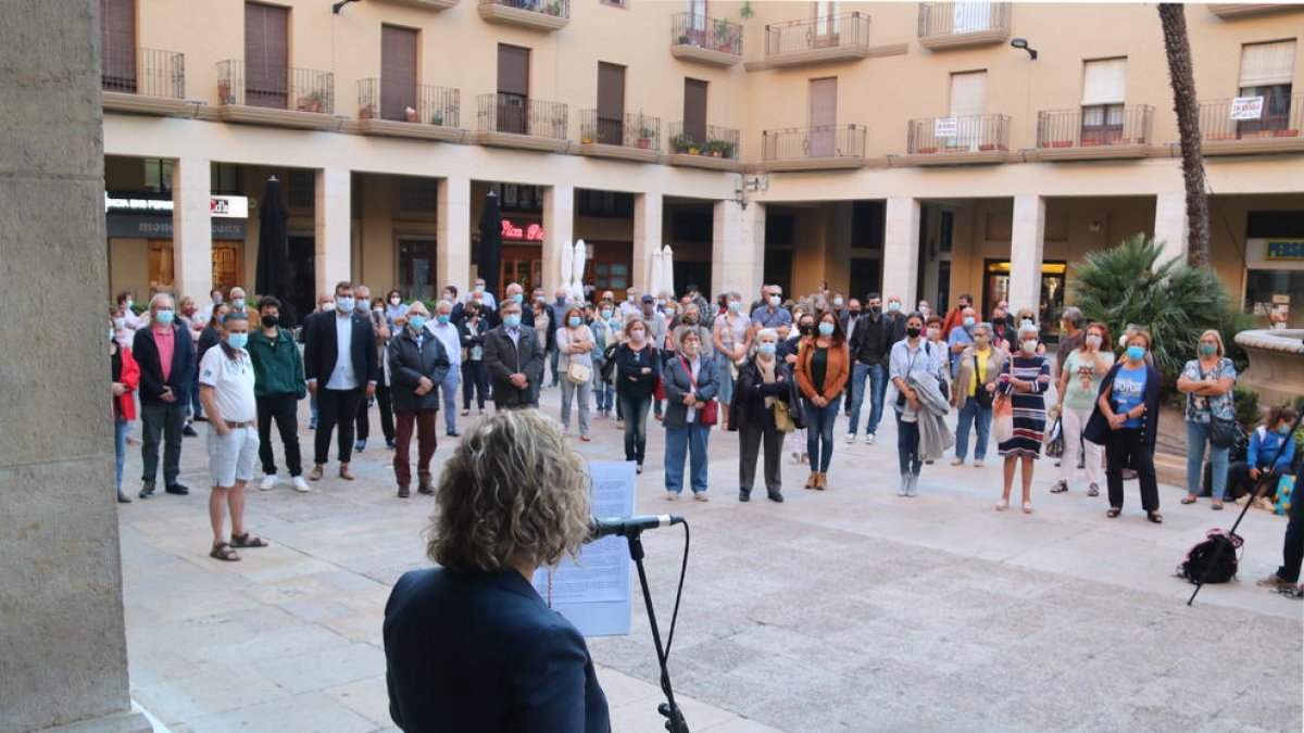 Més de 150 persones es concentren a Tortosa contra la inhabilitació de Torra