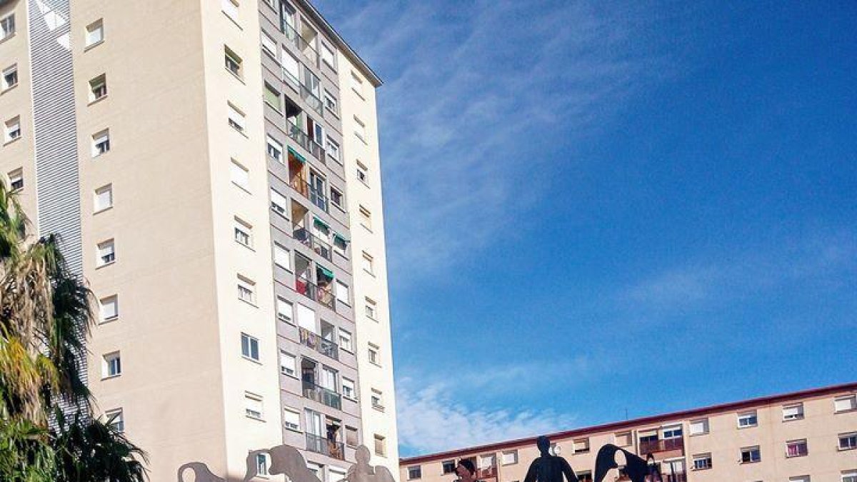 Pinten una de les peces del monument de la Sardana de SPiSP