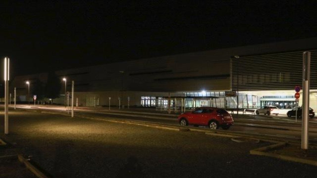 Los alrededores del Sant Joan de Reus están a oscuras, con 30 farolas apagadas