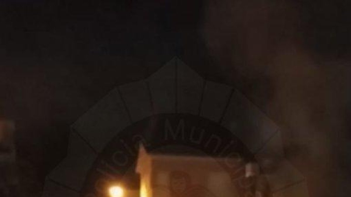 Crema completament un vehicle a Calafell