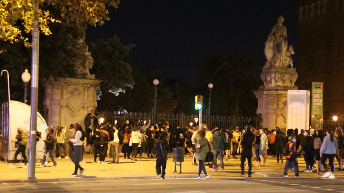 Manifestantes de los CDR rompen el candado del parque de la Ciutadella y entran en el recinto