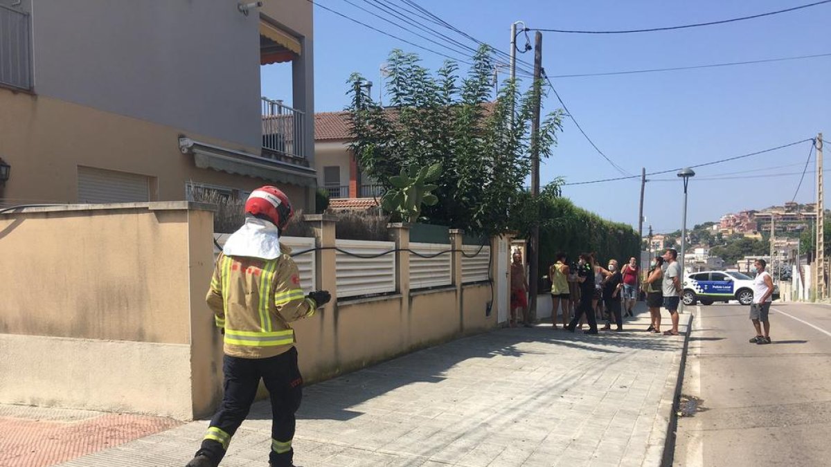 Evacuen un grup veïns de Segur de Calafell per un incendi en un solar