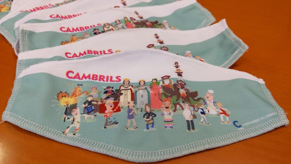 Cambrils reparte 750 mascarillas del seguici a las entidades festivas