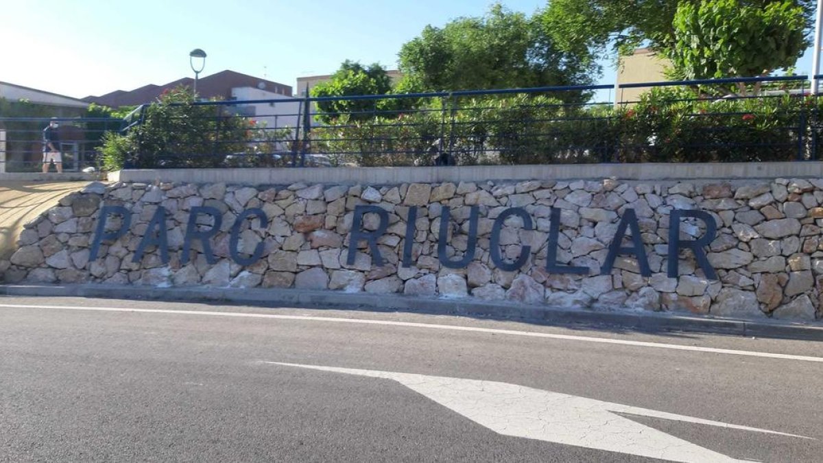 El Ayuntamiento instala un nuevo cartel en la entrada del barrio Parco Riuclar