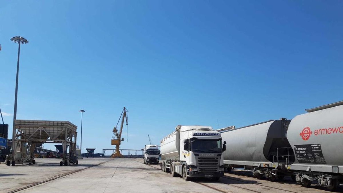 El puerto de Tarragona explora un nuevo servicio regular de transporte de harina de soja por ferrocarril