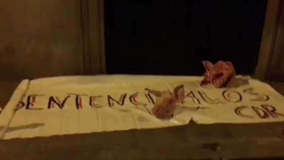 Los CDR dejan dos cabezas de cerdo en una puerta lateral del Ministerio de Justicia