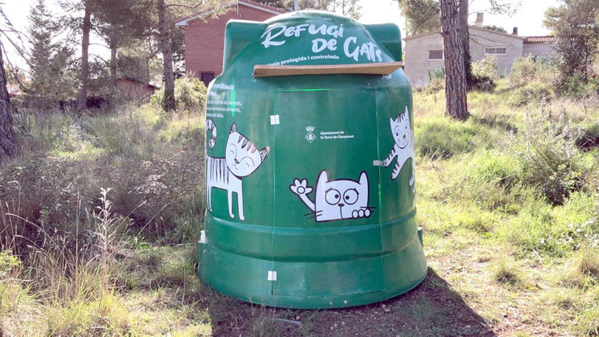 Converteixen antics contenidors de reciclatge de vidre en refugis per a gats