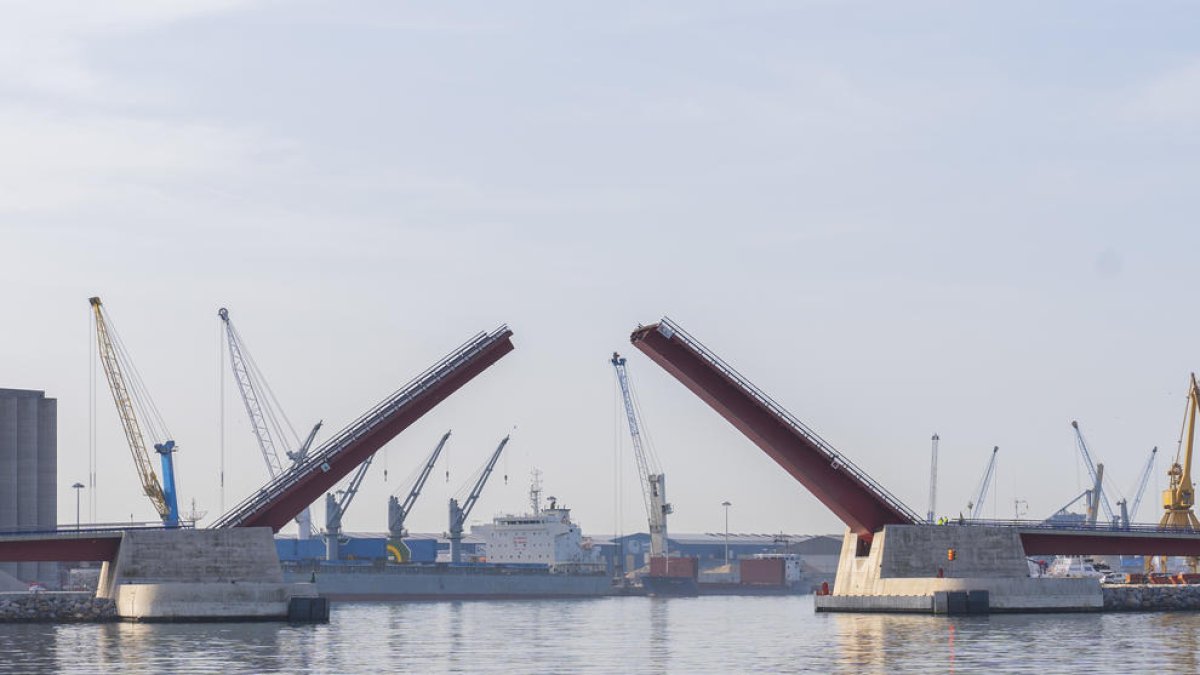 Les entranyes del pont mòbil del Port