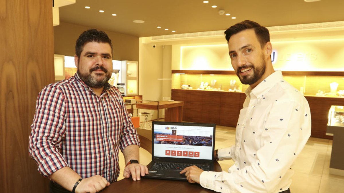 Dos tenderos de Reus crean una guía 'online' con comercios y servicios locales