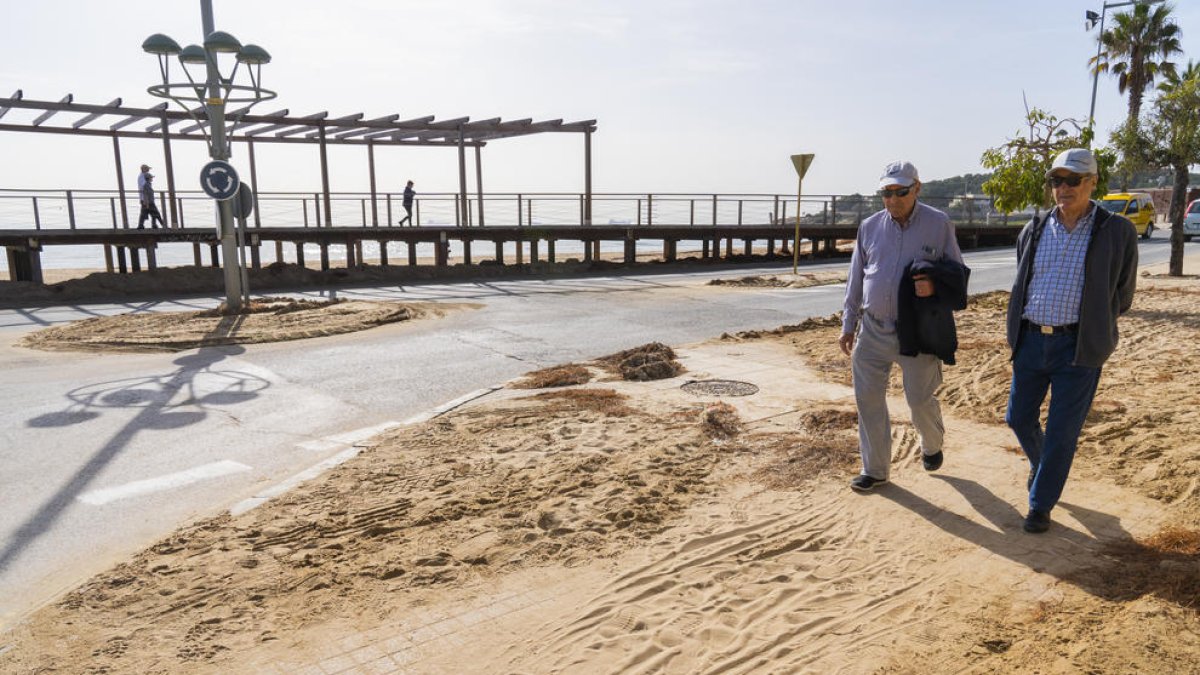 Part del passeig de l'Arrabassada continua ple de sorra