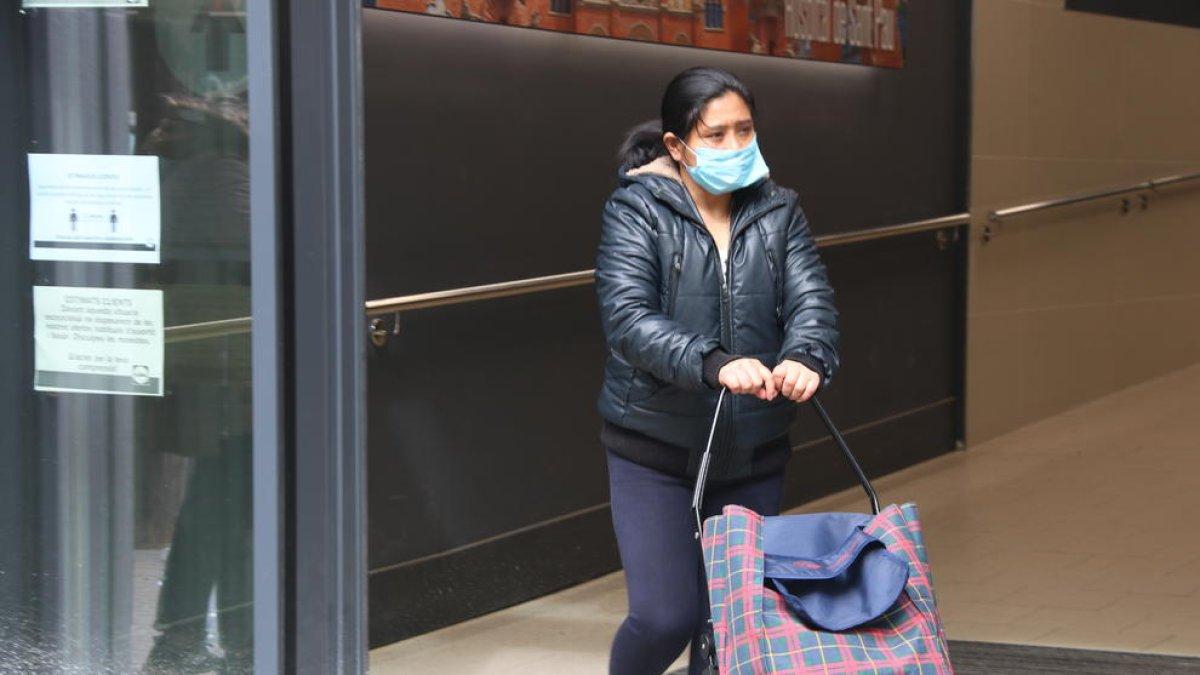 Las mujeres presentan más ansiedad social que los hombres delante del coronavirus, según un estudio de la UdL