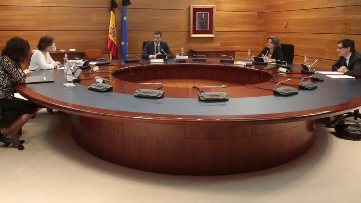 El govern aprova l'ingrés mínim vital de 462 euros al mes per persona sola