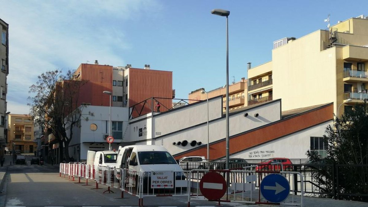 Sustituyen las barandillas|barandas del puente nuevo de la calle Sant Jordi del Vendrell