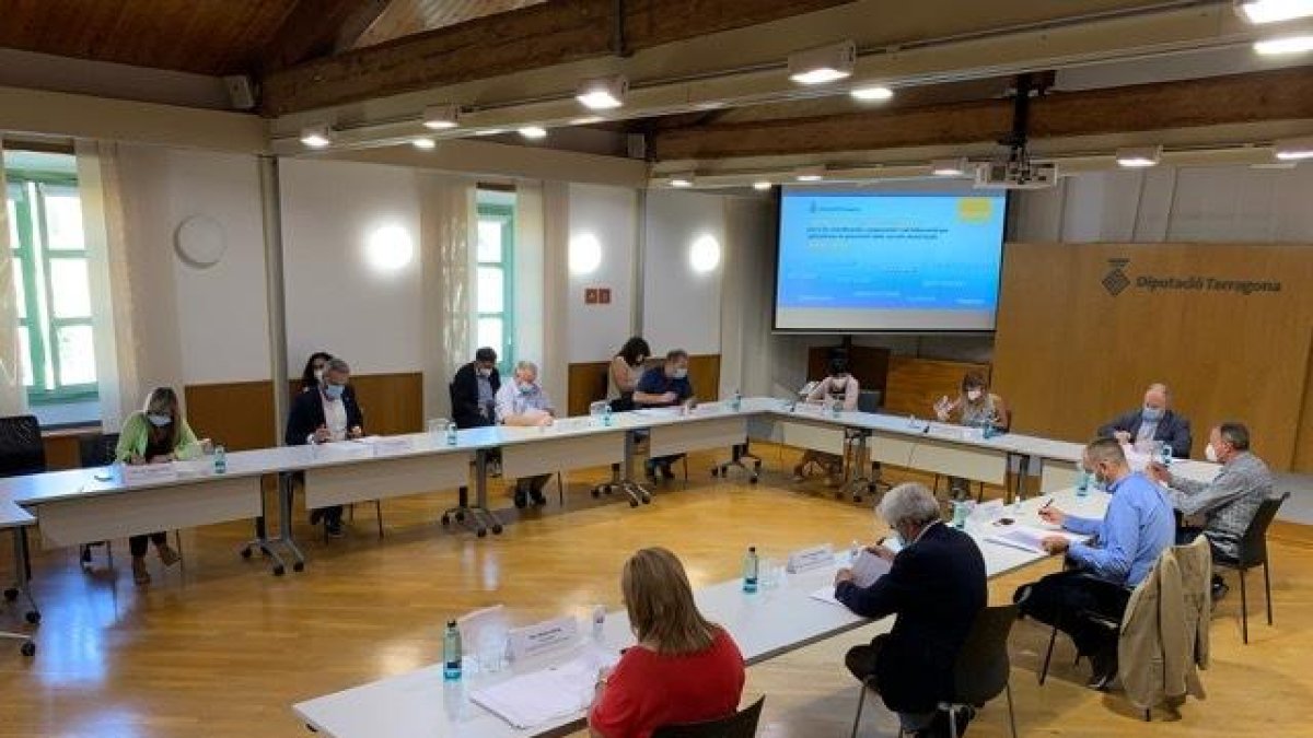 La Diputació y los consells comarcals acuerdan la prestación de servicios locales