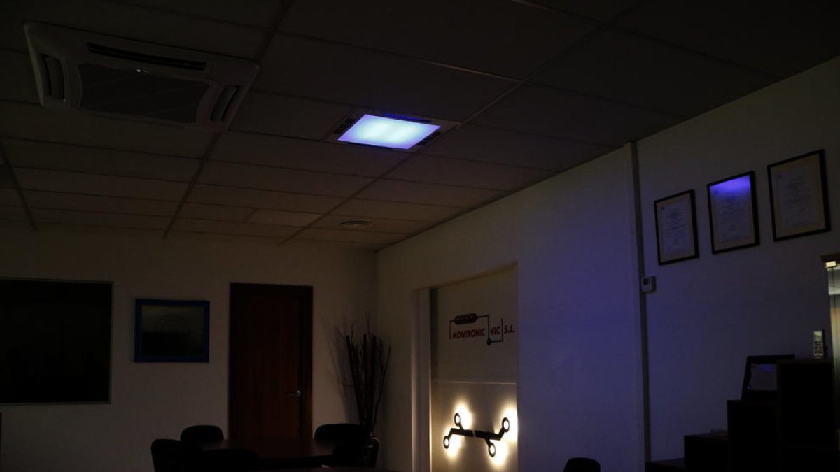 Una empresa crea un llum LED que desinfecta espais de bacteris i virus com la covid-19