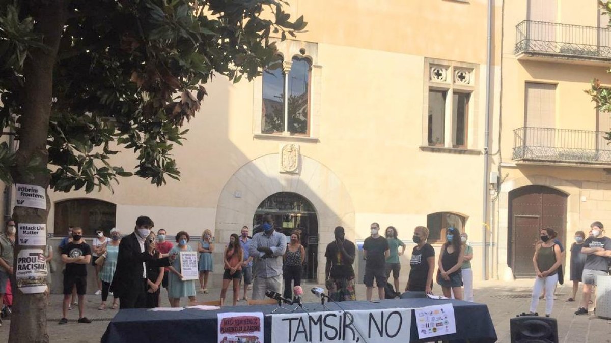 Desenes de persones protesten per una agressió racista a la Selva