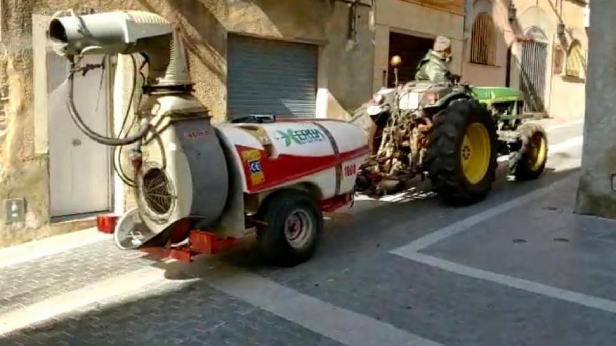 Campesinos de Constantí colaboran en las tareas de desinfección de las calles
