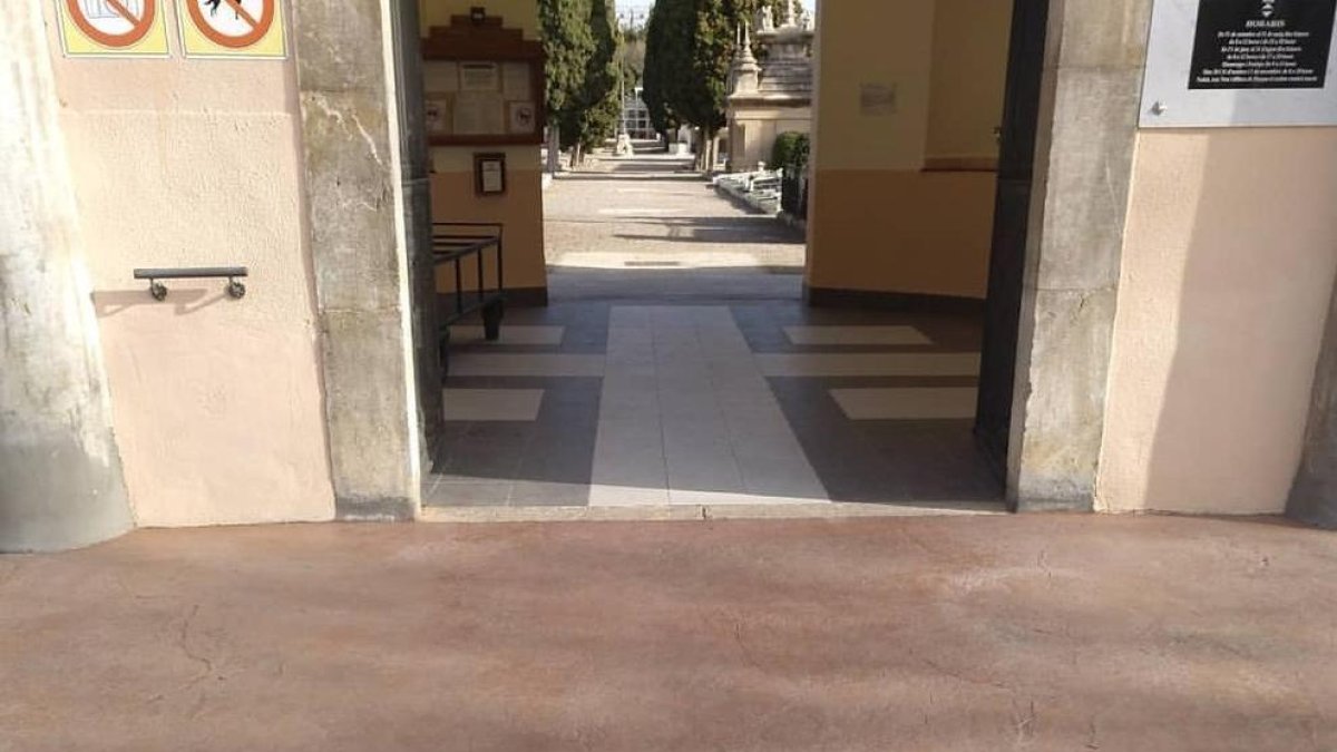 Apareixen pintades racistes al cementiri de Valls