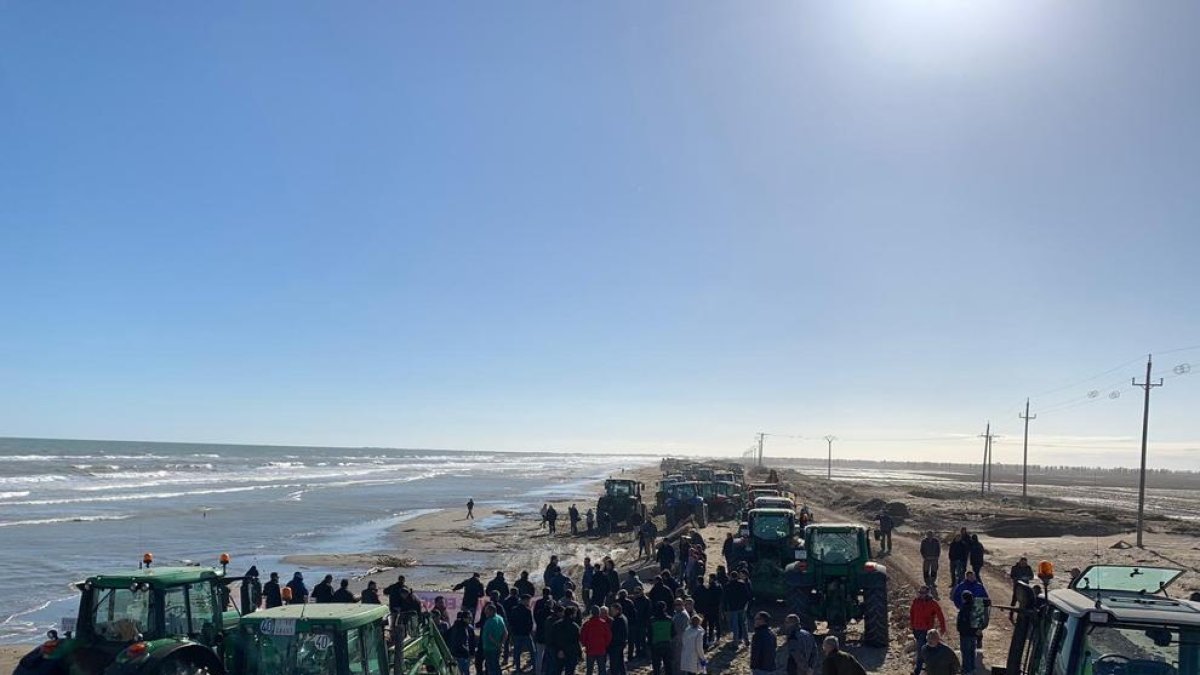 Más de 200 tractores recorren el Delta en una marcha para reclamar «actuaciones contundentes», si hace falta con obra dura