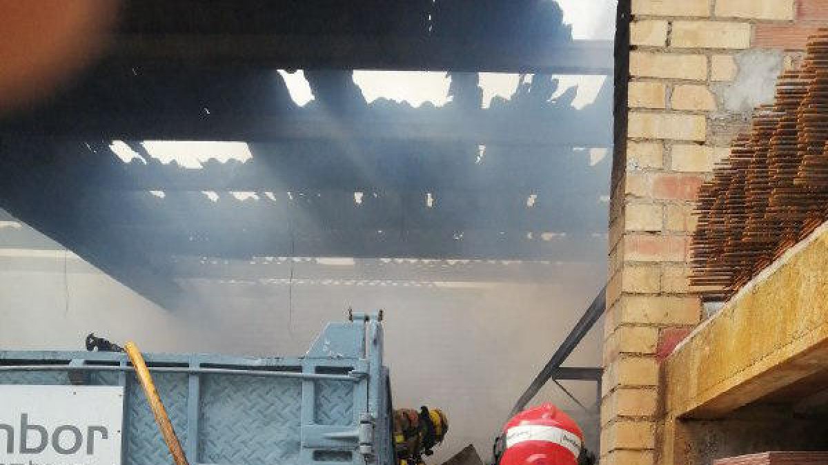 Incendio una nave de materiales de construcción en Flix
