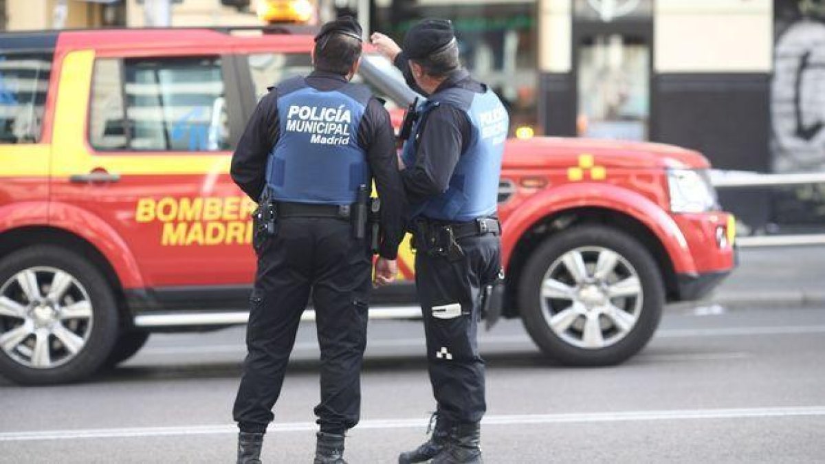 Detingut per circular sense carnet i marxa enrere en l'A-4 de Madrid per a evitar un control policial