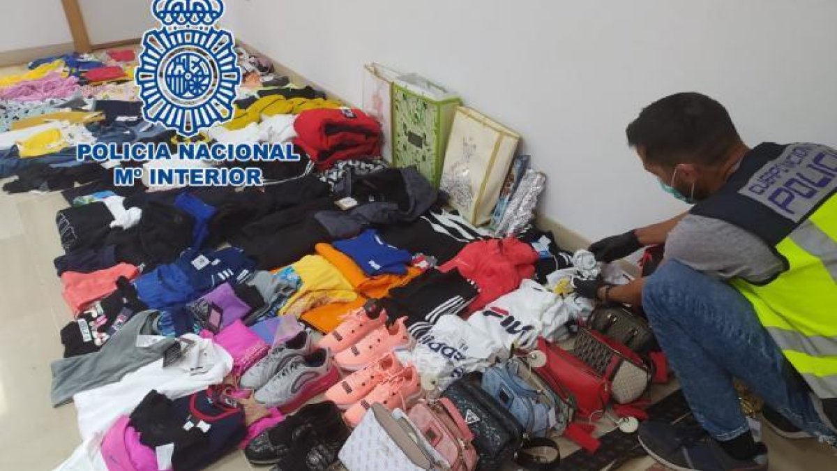 Detingudes quatre dones per robar roba valorada en més de 6.000 euros en centres comercials