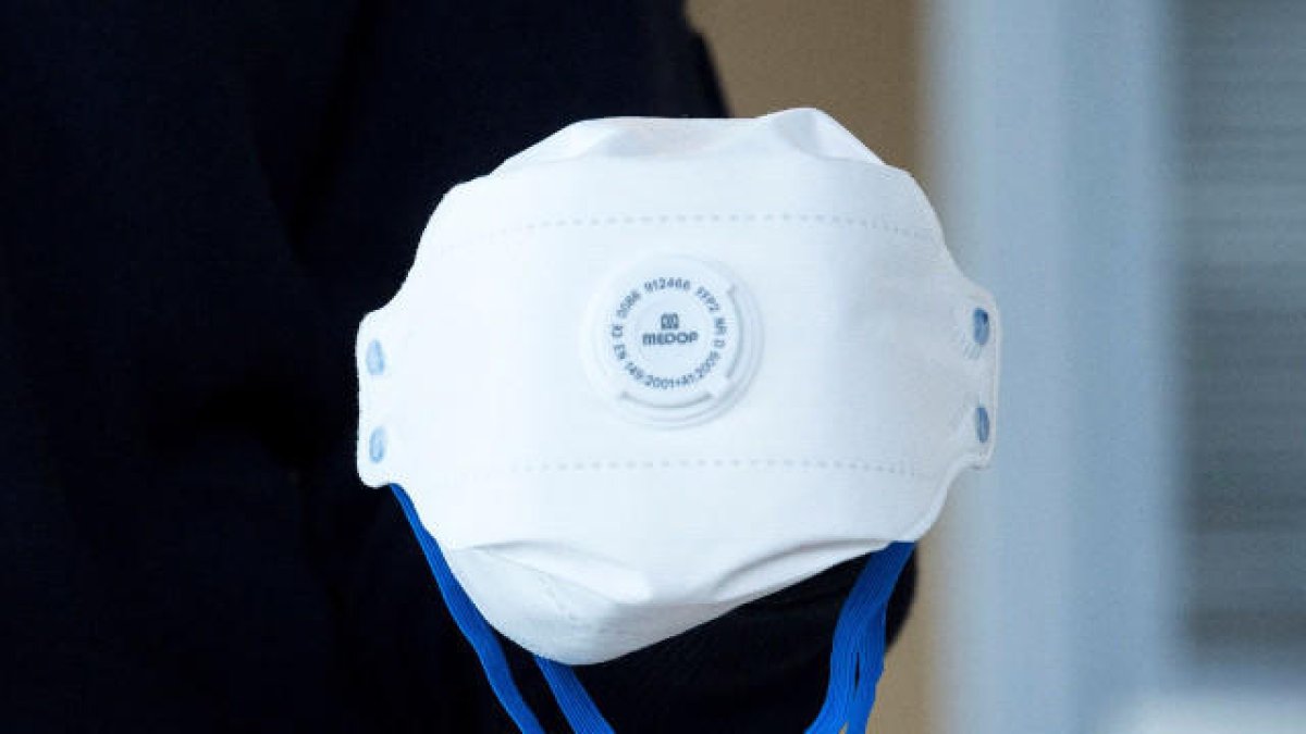 El Gobierno compra y reparte 310.000 mascarillas, 200.000 guantes, 32.000 batas y 10.000 gafas para las residencias