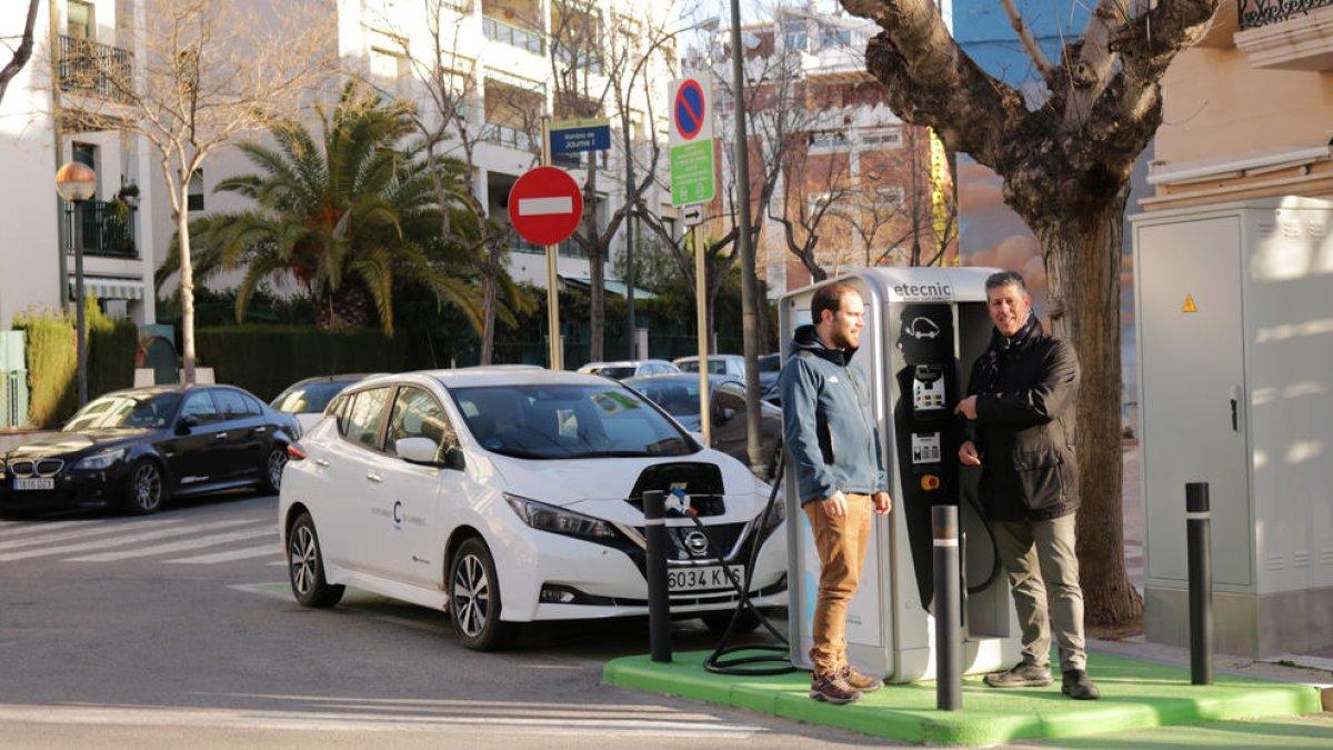 Cambrils posa en marxa un nou punt de recàrrega ràpida de vehicles elèctrics