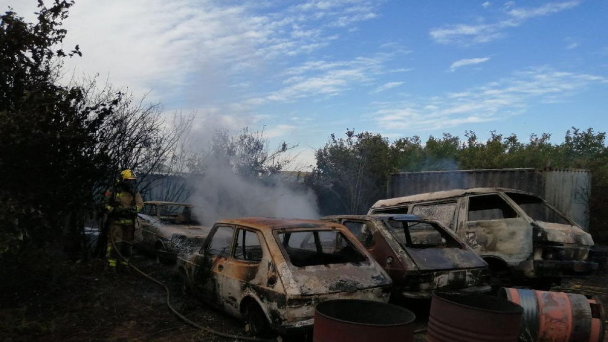 Queman tres coches y una furgoneta en una granja de Reus