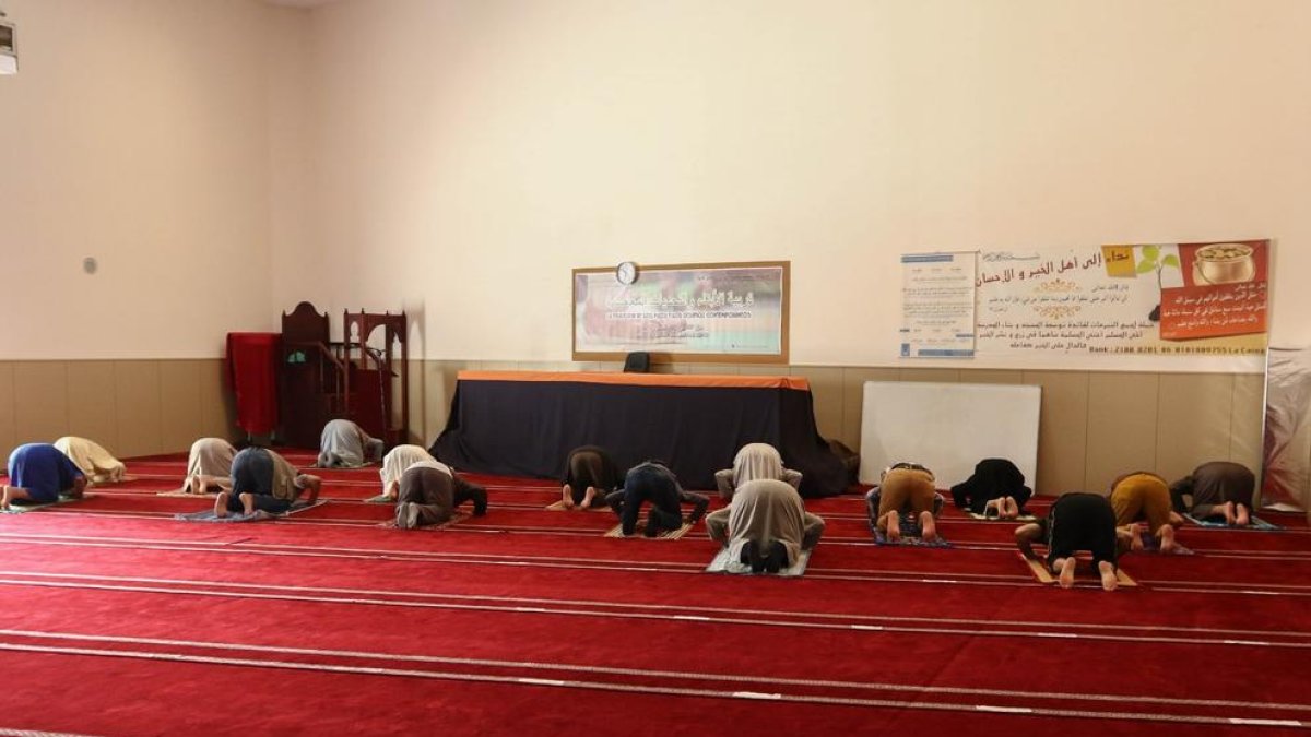 Catifes individuals i mascaretes en la tornada a la mesquita de Reus