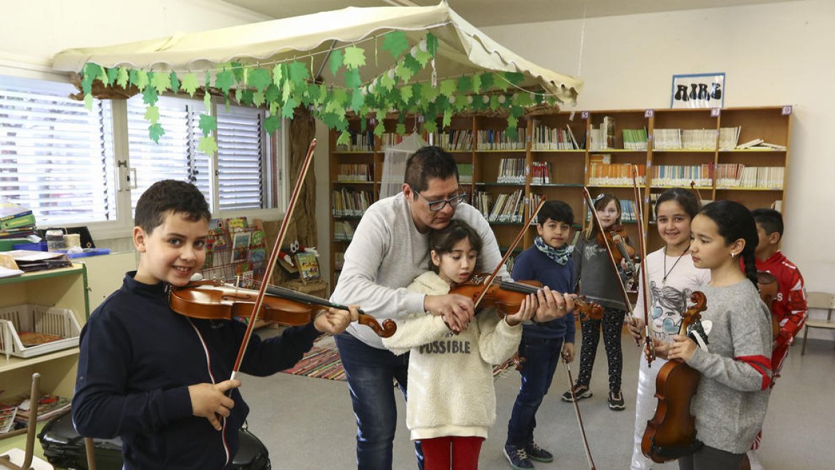 La Escuela Rubió y Oros, pionera al ofrecer el aprendizaje del violín a clase