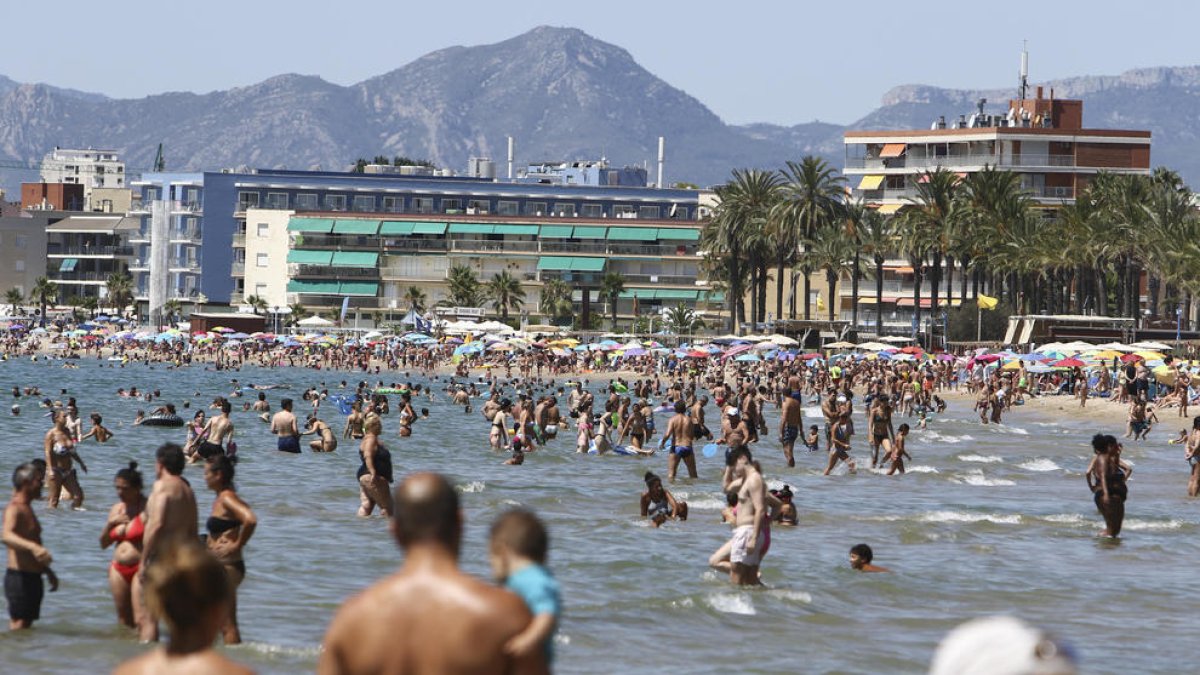 L'onada de calor registra màxims i omple les platges tarragonines