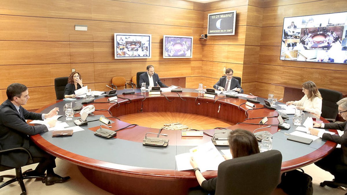 El gobierno español establece una moratoria de un día para el confinamiento total para que la paralización «no sea abrupta»