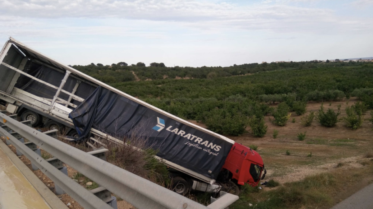 Tallada l'N-34a a Torredembarra per un accident entre un camió i un vehicle