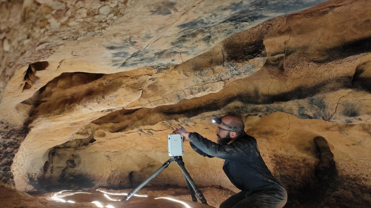 Descubren en l'Espluga de Francolí el primer santuario paleolítico de hace 15.000 años con más de 100 grabados
