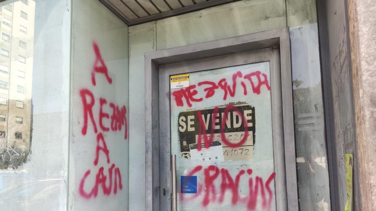 Apareixen pintades de rebuig a la mesquita de Sant Pere i Sant Pau al local on s'instal·larà